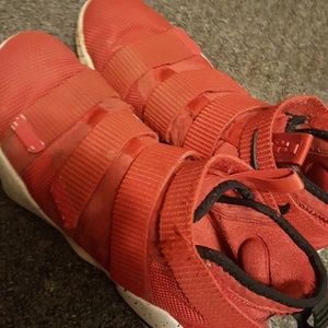 Lebrons solder 8 red